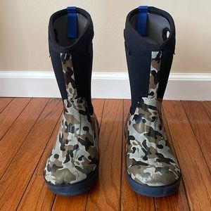 Bogs boys boots size 2. Very good condition. No rips or tears.